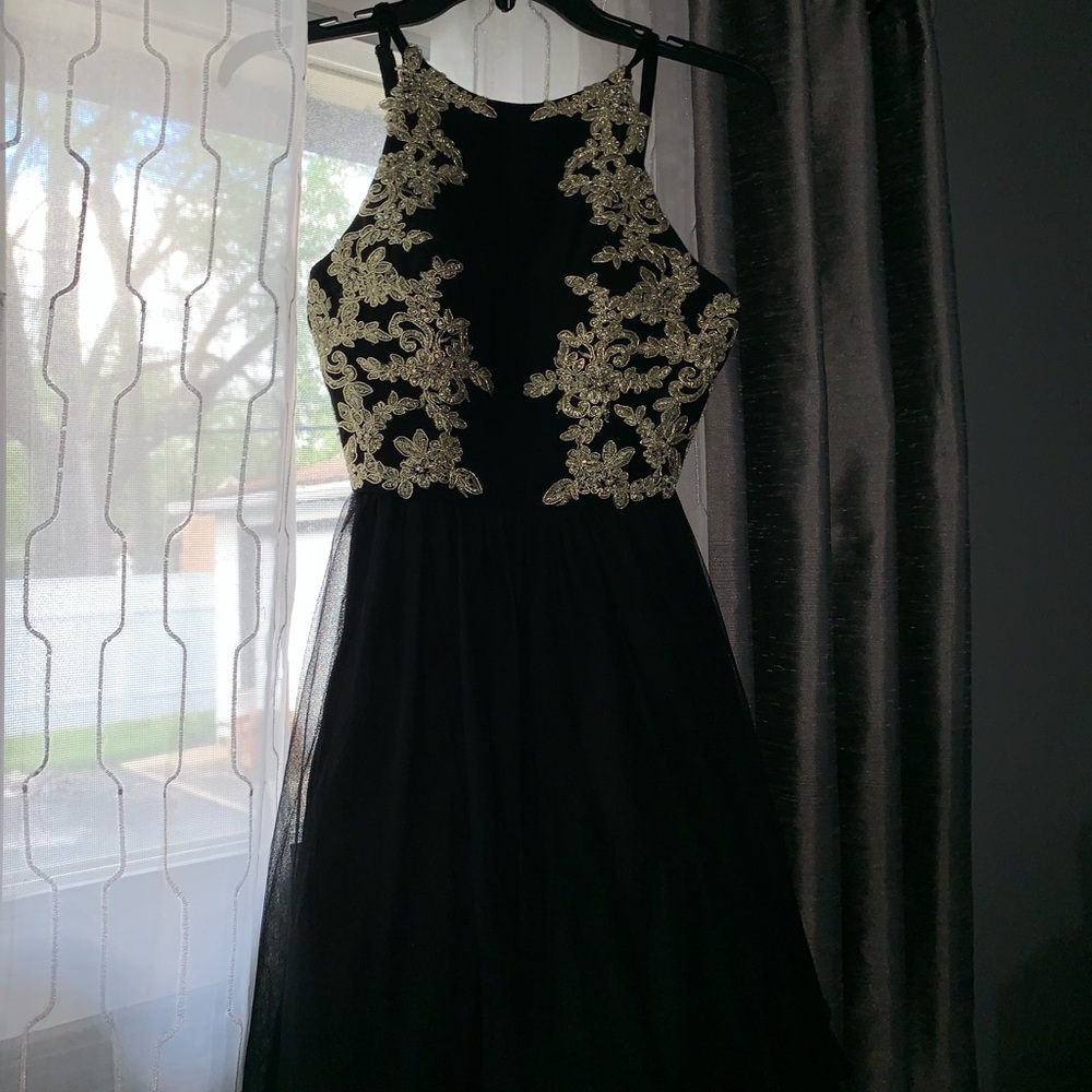 SHORT BLACK & GOLD PROM DRESS